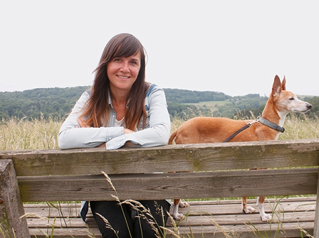 Corrina und Huesito auf ihrer Lieblingsbank im magical Boogieland, wie sie ihre Heimatgegend nennt